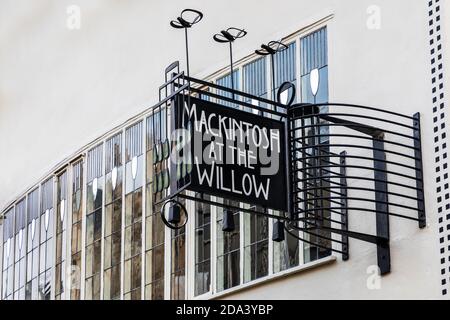 Melden Sie sich im Art déco-Stil von Charles Rennie Mackintosh an, außerhalb von Mackintosh im Willow Tearoom, Sauchiehall Street, Glasgow, Großbritannien Stockfoto