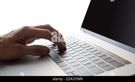 Nahaufnahme. Mann, der auf einer Laptop-Tastatur tippt. Stockfoto