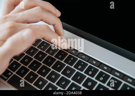 Nahaufnahme. Mann mit dem optionalen Touch-Panel seines Laptops. Stockfoto