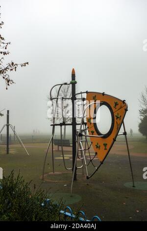 Kinder öffentlichen Spielplatz ohne Kinder wegen covid-19 Schließungen Stockfoto