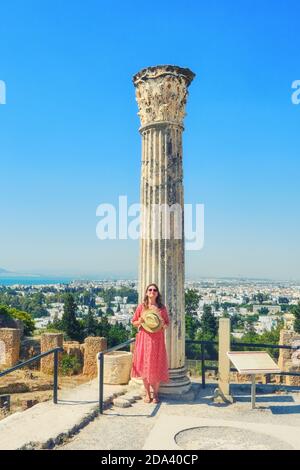 Tourist auf dem Hügel Byrsa an der römischen Marmorsäule. Ruinen von Karthago, Tunesien Stockfoto