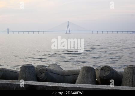 Die Bandra-Worli Sea Link genannt Rajiv Gandhi Sea Link, ist eine Kabelbrücke, die Bandra mit Worli in Mumbai verbindet, mit Blick auf die Mahim Bai, Indien Stockfoto