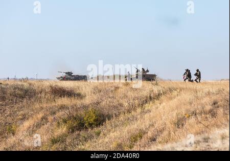 DONETSK REG, UKRAINE - Okt. 12, 2018: Militärische Ausrüstung auf einem militärischen Trainingsgelände während komplexer taktischer Übungen verschiedener militärischer Kräfte zur Verteidigung des Küstengebiets in der Donetsker Region Stockfoto