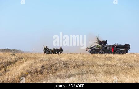 DONETSK REG, UKRAINE - Okt. 12, 2018: Militärische Ausrüstung auf einem militärischen Trainingsgelände während komplexer taktischer Übungen verschiedener militärischer Kräfte zur Verteidigung des Küstengebiets in der Donetsker Region Stockfoto