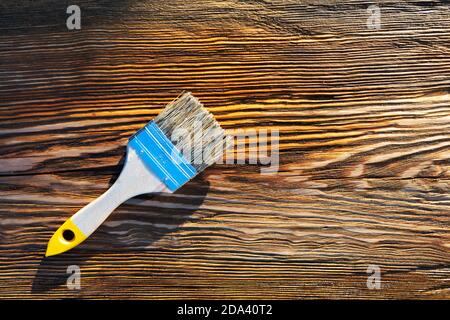 Pinsel und Flecken auf Holzbrett. Holz Textur und Pinsel . Hausarbeit Hintergrund Stockfoto