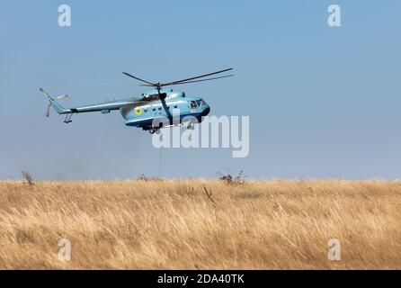 DONETSK REG, UKRAINE - Okt. 12, 2018: Militärische Ausrüstung auf einem militärischen Trainingsgelände während komplexer taktischer Übungen verschiedener militärischer Kräfte zur Verteidigung des Küstengebiets in der Donetsker Region Stockfoto