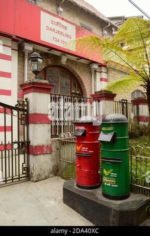 Rote und grüne Briefkästen in der Nähe der Post in Darjeeling, Indien. Stockfoto