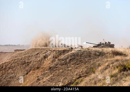 DONETSK REG, UKRAINE - Okt. 12, 2018: Militärische Ausrüstung auf einem militärischen Trainingsgelände während komplexer taktischer Übungen verschiedener militärischer Kräfte zur Verteidigung des Küstengebiets in der Donetsker Region Stockfoto