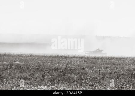 DONETSK REG, UKRAINE - Okt. 12, 2018: Militärische Ausrüstung auf einem militärischen Trainingsgelände während komplexer taktischer Übungen verschiedener militärischer Kräfte zur Verteidigung des Küstengebiets in der Donetsker Region Stockfoto