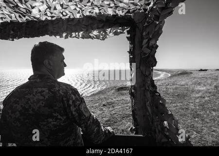 DONETSK REG, UKRAINE - OKT. 12, 2018: Präsident der Ukraine Petro Poroschenko während der Kampfausbildung der Streitkräfte der Ukraine in Donezk Region Stockfoto