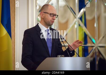 KIEW, UKRAINE - 2. Oktober 2014: Premierminister Jazenjuk spricht während eines Treffens mit Vertretern der Unternehmen, die Teil der Europäischen Wirtschaftsvereinigung und der amerikanischen Handelskammer sind Stockfoto