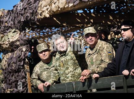 DONETSK REG, UKRAINE - OKT. 12, 2018: Präsident der Ukraine Petro Poroschenko während der Kampfausbildung der Streitkräfte der Ukraine in Donezk Region Stockfoto