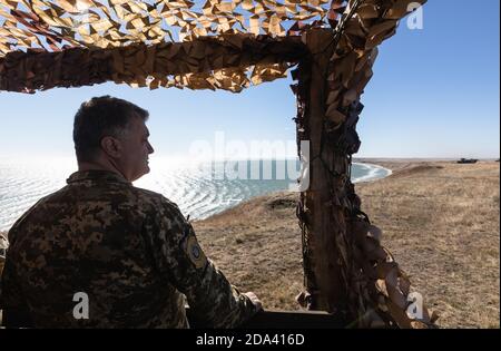 DONETSK REG, UKRAINE - OKT. 12, 2018: Präsident der Ukraine Petro Poroschenko während der Kampfausbildung der Streitkräfte der Ukraine in Donezk Region Stockfoto