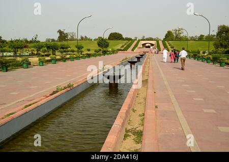 Raj Ghat Gedenkpark Mahatma Gandhi gewidmet, wo er eingeäschert wurde. Delhi, Indien Stockfoto