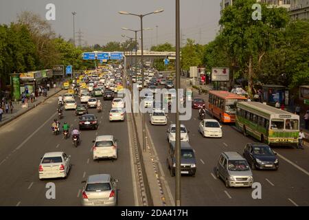 Delhi, Indien - April, 2014: Stau auf der Straße mit Autos, Bussen und anderen Fahrzeugen in der Rush Hour Stockfoto