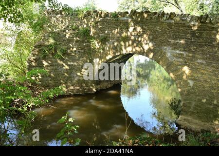 Scutt's Bridge, Packhorse-Brücke über den Fluss Frome zwischen Rode und Woolverton in Somerset.UK Stockfoto