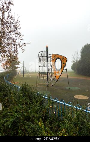 Kinder öffentlichen Spielplatz ohne Kinder wegen covid-19 Schließungen Stockfoto