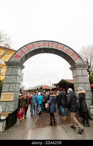 Einkaufsfreuden auf den Weihnachtsmärkten, Innsbruck, Tirol, Österreich Stockfoto