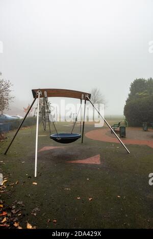 Kinder öffentlichen Spielplatz ohne Kinder wegen covid-19 Schließungen Stockfoto