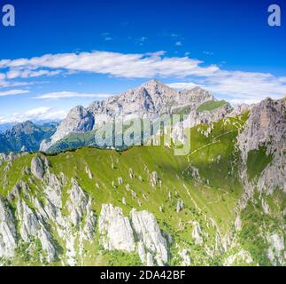 Klarer Himmel über Rifugio Rosalba Hütte und Grignone Berg von Grignetta aus gesehen, Luftaufnahme, Comer See, Lecco, Lombardei, Italien Stockfoto