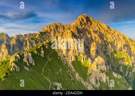 Luftaufnahme der majestätischen Felsen von Grignetta (Grigna Meridionale) und Rifugio Rosalba, Comer See, Provinz Lecco, Lombardei, Italien Stockfoto