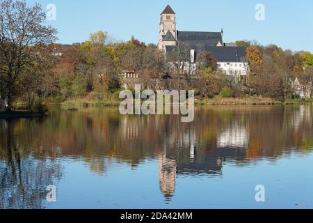 Chemnitz, Deutschland. November 2020. Blick auf die Schlosskirche mit dem Schloßbergmuseum (v.), das ehemalige Kloster, am Burgteich (im Vordergrund) im Ortsteil Schloßchemnitz. Quelle: Peter Endig/dpa-Zentralbild/ZB/dpa/Alamy Live News Stockfoto