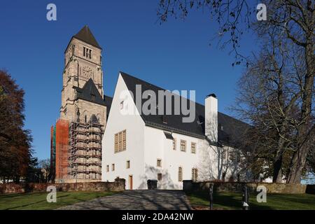 Chemnitz, Deutschland. November 2020. Blick auf die Schlosskirche (l.) mit dem Schloßbergmuseum (r.), dem ehemaligen Kloster, im Bezirk Schloßchemnitz. Quelle: Peter Endig/dpa-Zentralbild/ZB/dpa/Alamy Live News Stockfoto