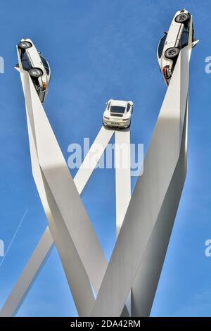 Stuttgart, 24. Januar 2018. Installation mit drei Porsche-Fahrzeugen auf der Oberseite, vor dem Porsche Museum in Stuttgart. Stockfoto