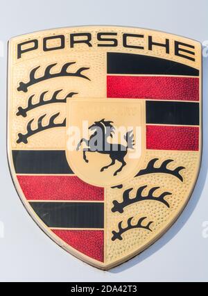 Stuttgart, 24. Januar 2018. Porsche-Logo vor dem Porsche Museum in Stuttgart. Stockfoto