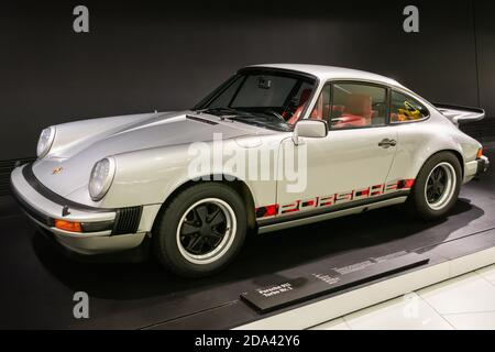 Stuttgart, 24. Januar 2018. Porsche 911 Turbo Nr. 1 Sportwagen aus dem Jahr 1974. Ausgestellt im Porsche Museum in Stuttgart. Stockfoto