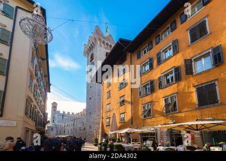 Menschen genießen Weihnachtszeit in der Altstadt mit Torre Civica und Duomo im Hintergrund, Trient, Trentino, Italien Stockfoto