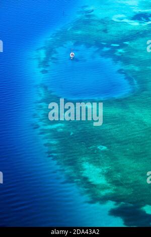 Griechenland Meereslandschaft mit Yacht. Yachthintergrund. Weiße Yacht im klaren blauen Meer. Luftaufnahme. Von oben. Hintergrund für Sommerreisen. Reiseziel Stockfoto
