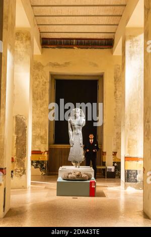 Berlin, Deutschland – 29. Januar 2018. Innenansicht des Neuen Museums in Berlin, gegenüber der Gebetsstatue von König Amenemhet III., mit Menschen. Stockfoto