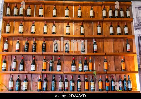 Berlin, Deutschland – 29. Januar 2018. Reihen von Weinflaschen auf Holzregalen. Stockfoto