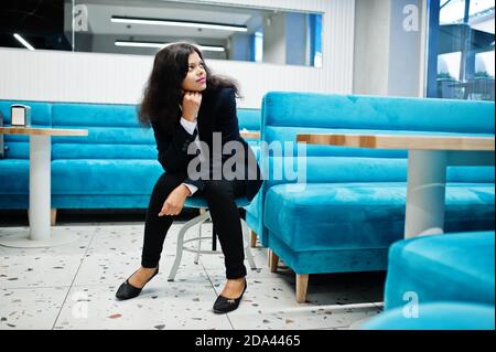 Wunderschöne indische Frau tragen formelle posiert im Café. Stockfoto