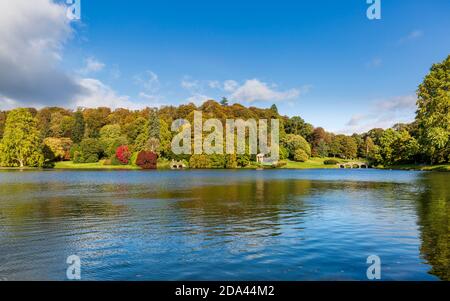Herbstfarbe über dem See bei Stourhead in Wiltshire, England Stockfoto