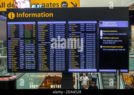 London, England - 27. Mai 2018: Ausflugsinformationsboard am Flughafen London-Heathrow, Benachrichtigung der Passagiere Stockfoto