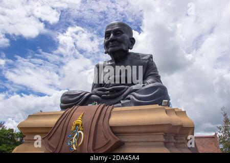 Wat Huay Mongkol, Thailand - 21. September 2019: Die riesige Luang Phor Thuad Statue ist der größte schwarze Mönch der Welt und berühmt in Prachuap Khiri Khan Stockfoto