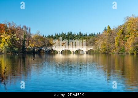 Brücke mit fünf Bögen und Herbstfarben am Virginia Water Lake in Windsor Great Park, England, Großbritannien Stockfoto