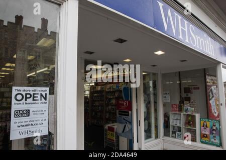 Windsor, Großbritannien. November 2020. Während der zweiten Coronavirus-Sperre ist ein Zweig von WH Smith abgebildet, aus dem Click and Collect verfügbar ist. Nur Einzelhändler, die "wesentliche" Waren und Dienstleistungen verkaufen, dürfen sich während der zweiten Sperre für die Öffentlichkeit öffnen. Kredit: Mark Kerrison/Alamy Live Nachrichten Stockfoto