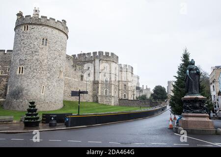 Windsor, Großbritannien. November 2020. Ein Weihnachtsbaum befindet sich hinter einer Statue der Königin Victoria außerhalb von Windsor Castle. Windsor Castle ist während EnglandÕs der zweiten nationalen Coronavirus-Sperre vorübergehend für die Öffentlichkeit geschlossen und wird am 3. Dezember wieder geöffnet. Kredit: Mark Kerrison/Alamy Live Nachrichten Stockfoto