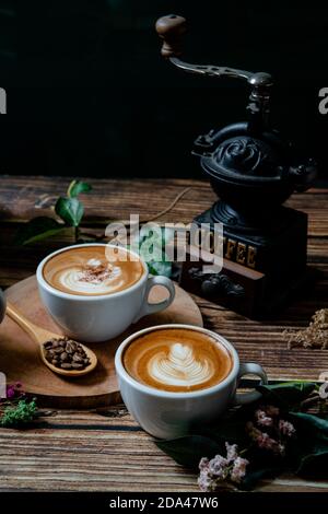 Eine Tasse heißen Kakao und Kaffee mit Keksen in Ein gemütlicher Nachmittagstee Stockfoto