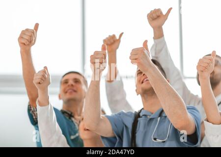 Nahaufnahme: Gruppe von Ärzten, die Daumen nach oben zeigen. Stockfoto