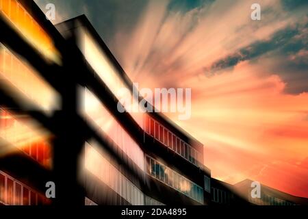 Schöner Himmel spiegelt sich auf den Fenstern des Gebäudes Stockfoto