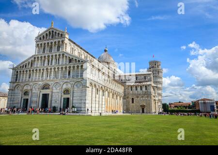 Pisa, Italien, 22. September 2015: Berühmte Piazza dei Miracoli (Domplatz) in Pisa, Italien mit dem Baptisterium, der Kathedrale und dem Campanile Stockfoto