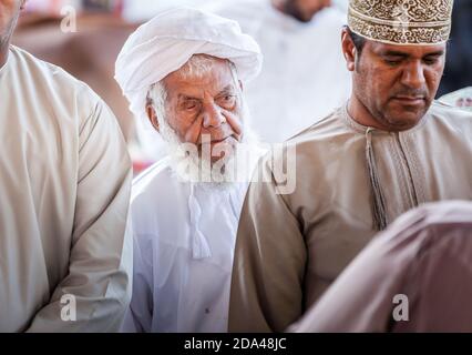 Nizwa, Oman, 2. Dezember 2016: Männer aus der Region kaufen auf dem Ziegenmarkt am Freitag in Nizwa, Oman Stockfoto