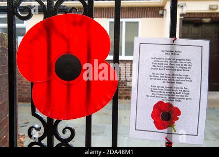 Datchet, Berkshire, Großbritannien. November 2020. Mohnblumen am Tor zum Fraueninstitut in Datchet. Dorfbewohner in Datchet haben Mohnblumen um das Dorfgrün gelegt, als sie an diesem Wochenende dem Kriegstoten des Dorfes in einem sozial distanzierten Gedenkgottesdienst für den Gedenktag Respekt zollen. Quelle: Maureen McLean/Alamy Stockfoto