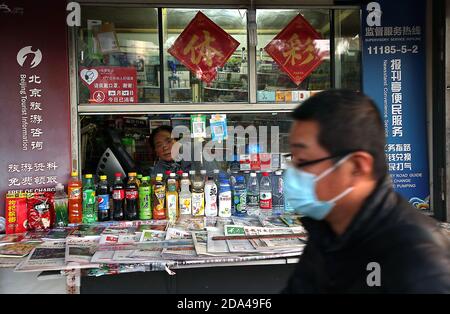 Peking, China. November 2020. Die chinesischen Staatsmedien sind weitgehend still über die Berichterstattung über die US-Präsidentschaftswahlen geblieben, da am Montag, den 9. November 2020, in einem Zeitungskiosk in Peking keine Zeitungen mit Berichterstattung angeboten werden. Die chinesische Regierung reagierte mit vorsichtigem Optimismus auf Joe Bidens Sieg bei den US-Präsidentschaftswahlen und drückte die Hoffnung aus, dass er neue Handelsgespräche begrüßen würde, da sich die Beziehungen zwischen den beiden Ländern unter US-Präsident Trump verschlechterten. Foto von Stephen Shaver/UPI Kredit: UPI/Alamy Live Nachrichten Stockfoto