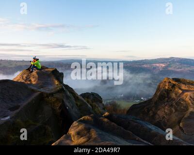 Paar in Winterlandschaft mit Nebel und Wolke Umkehrung an Black Rocks bei Cromford im Derbyshire Peak District England VEREINIGTES KÖNIGREICH Stockfoto