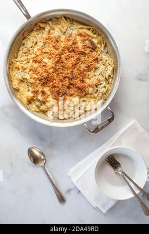 Gebackene Artischockenpasta mit Käse Stockfoto